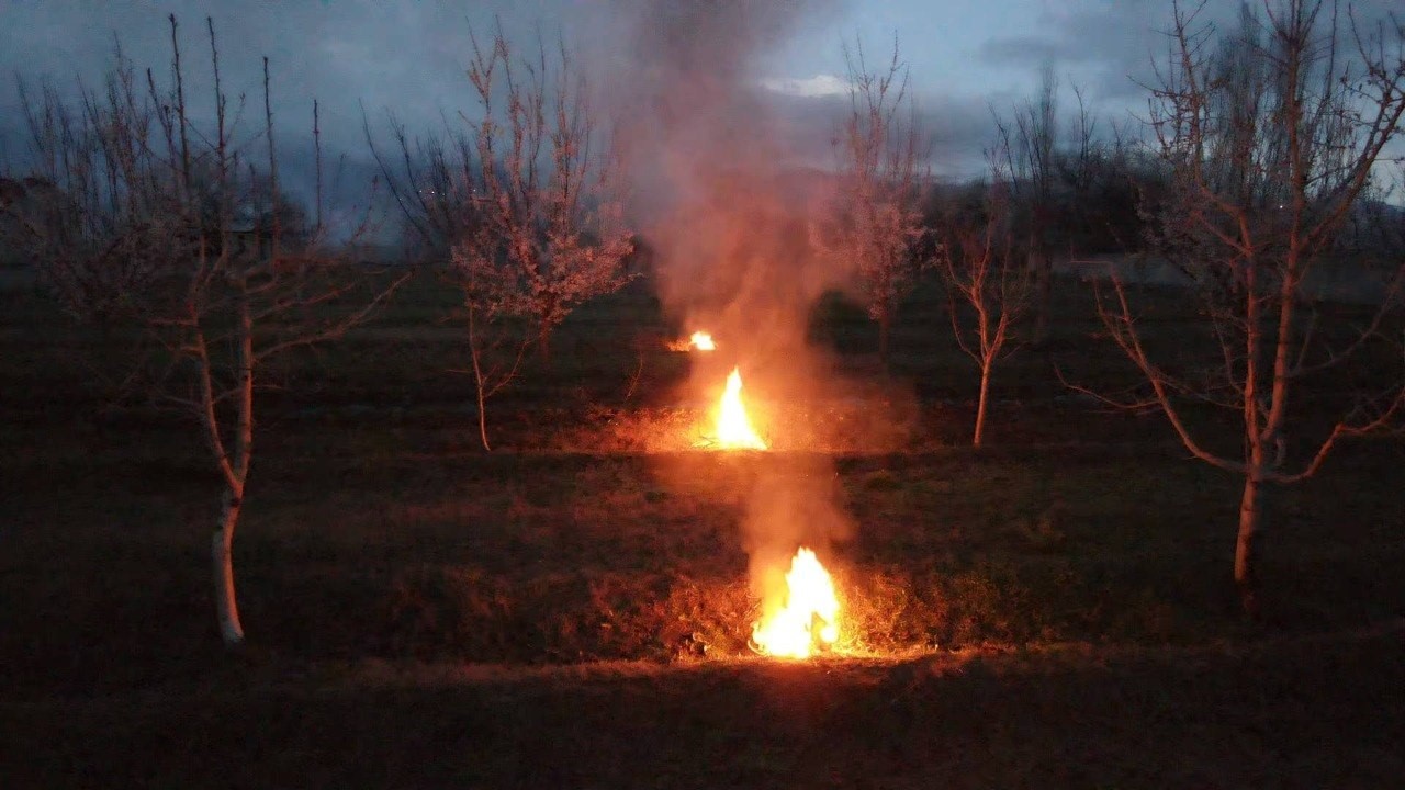 Erzincan’da çiftçiler don nöbetinde
Erzincan’da çiftçiler don nöbetinde