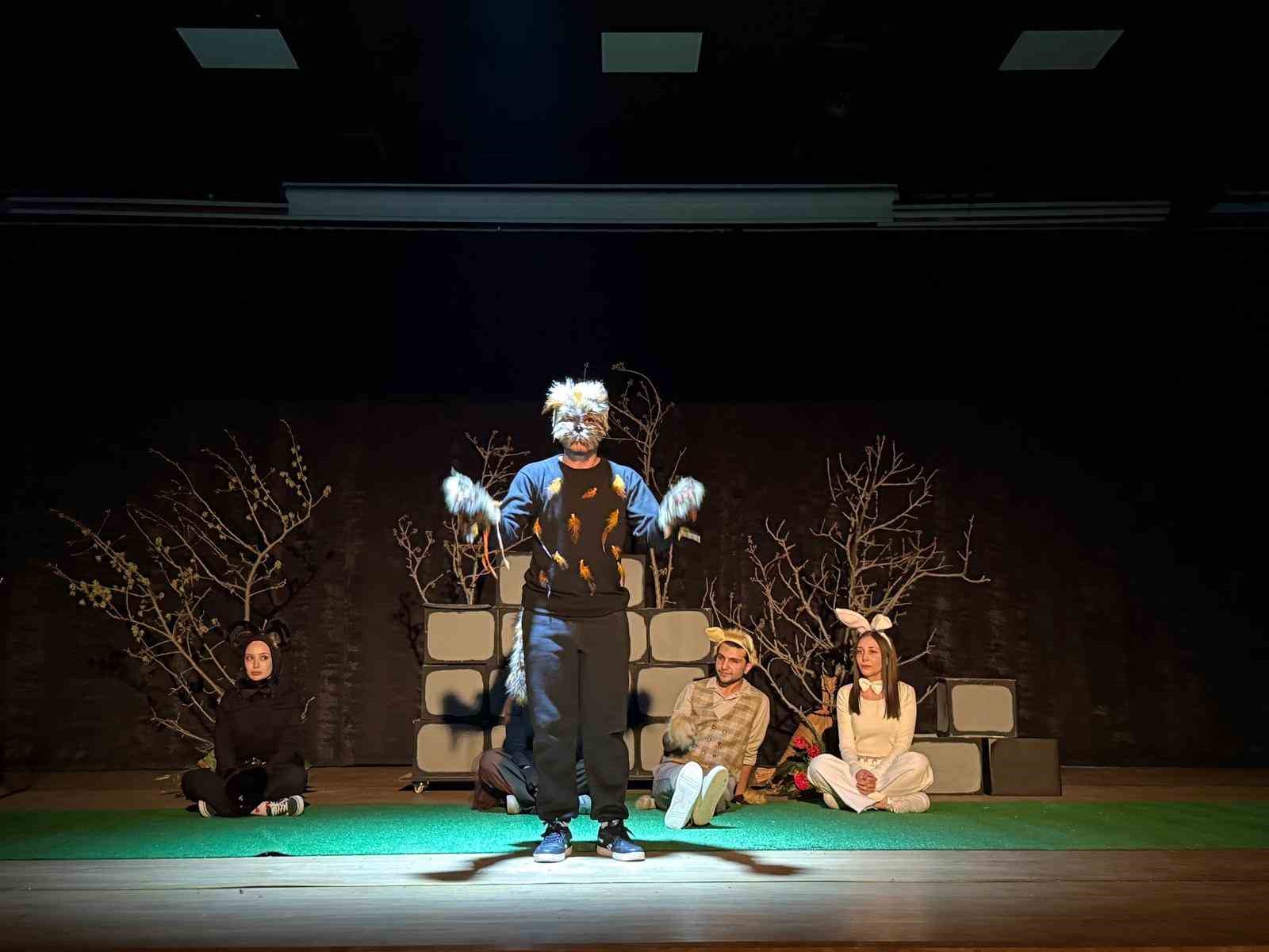 Erzincan’da çocuklara özel tiyatro gösterisi sahnelendi
