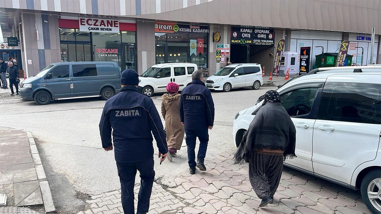 Erzincan’da dilencilere yönelik denetimlerde 23 kişiye işlem yapıldı
