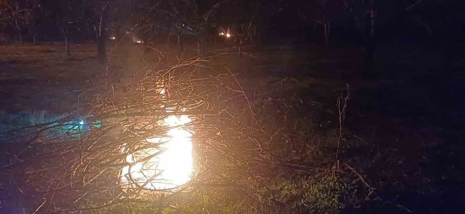 Erzincan’da don nöbeti: Üreticiler sabaha kadar ateş yaktı
