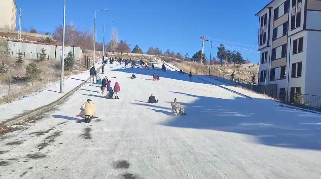 Erzincan’da dondurucu soğuğa rağmen çocukların kızak sevinci

