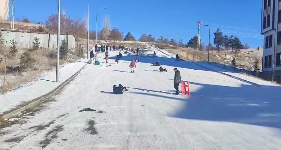 Erzincan’da dondurucu soğuğa rağmen çocukların kızak sevinci

