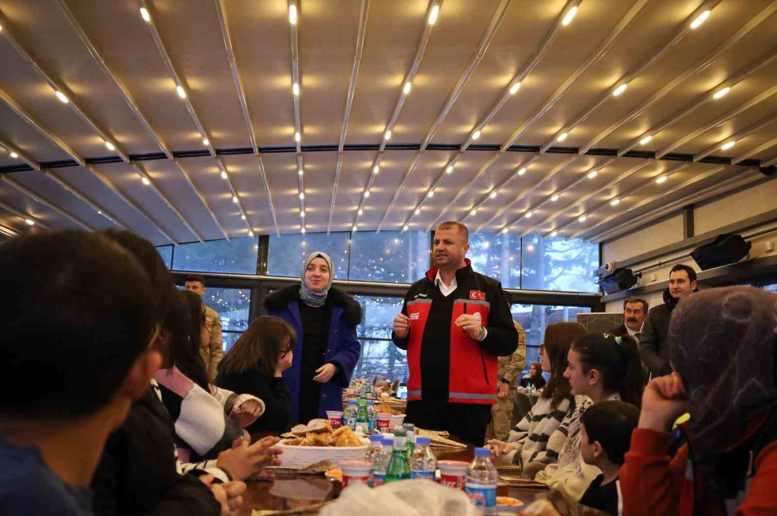 Erzincan’da Dünya Yetimler Günü dolayısıyla iftar programı düzenlendi
