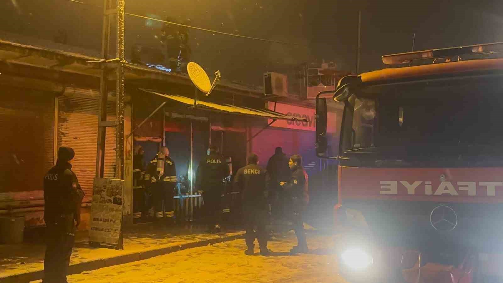 Erzincan’da gece yarısı yangın paniği: Çantacı dükkânı küle döndü
