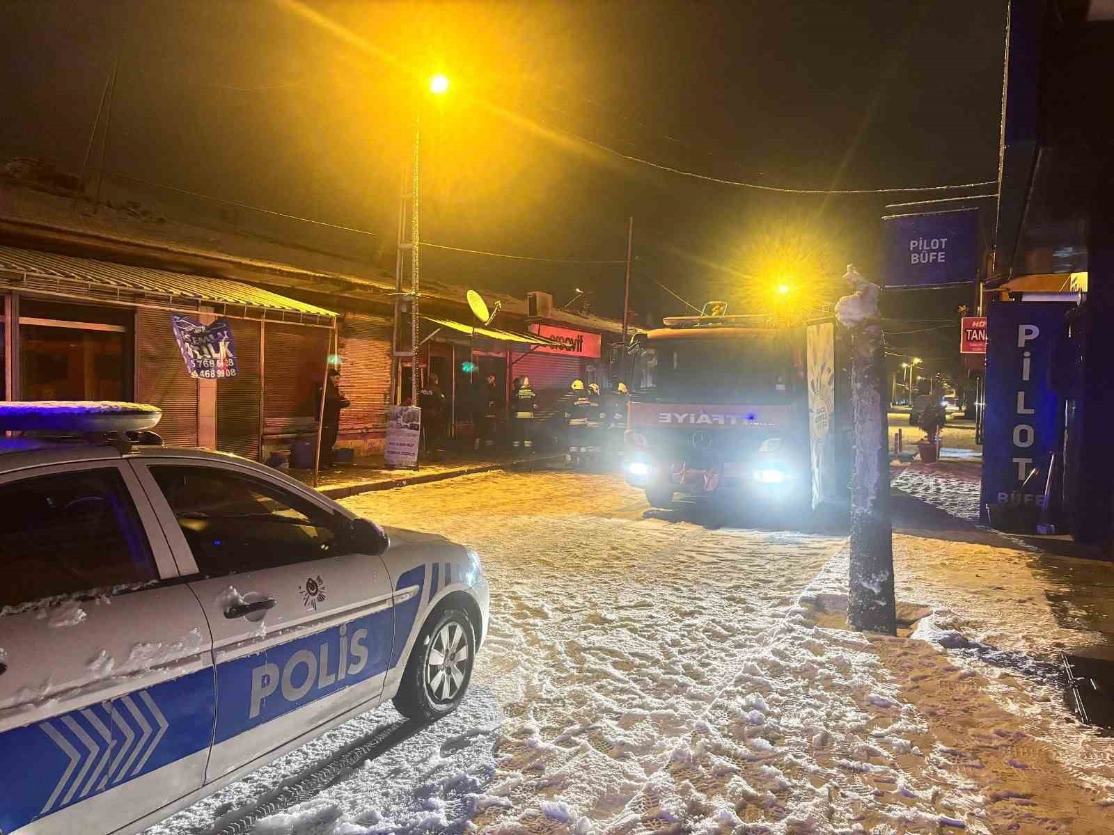 Erzincan’da gece yarısı yangın paniği: Çantacı dükkânı küle döndü
