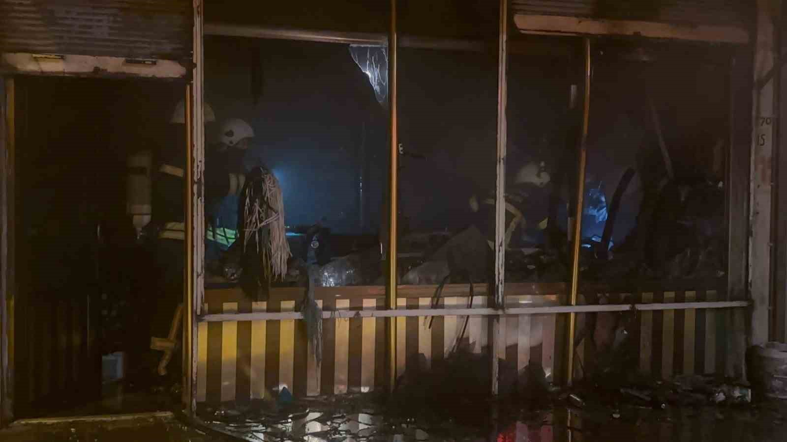 Erzincan’da gece yarısı yangın paniği: Çantacı dükkânı küle döndü
