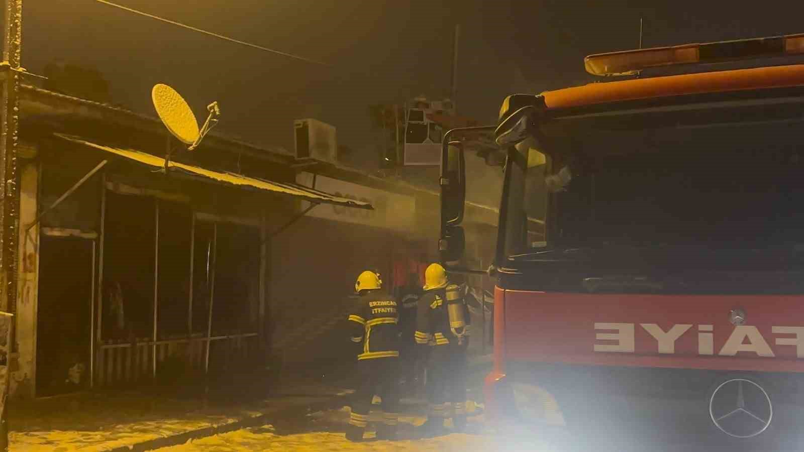 Erzincan’da gece yarısı yangın paniği: Çantacı dükkânı küle döndü
