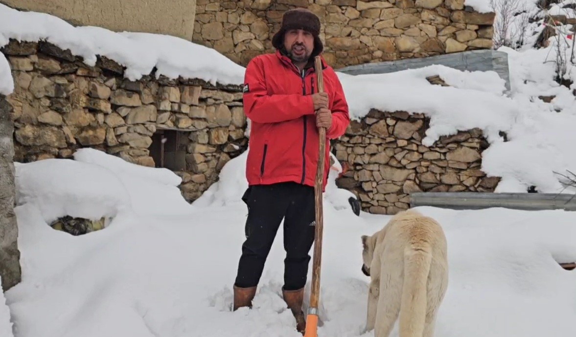 Erzincan’da hava soğudu, yüksek kesimlere kar yağdı
