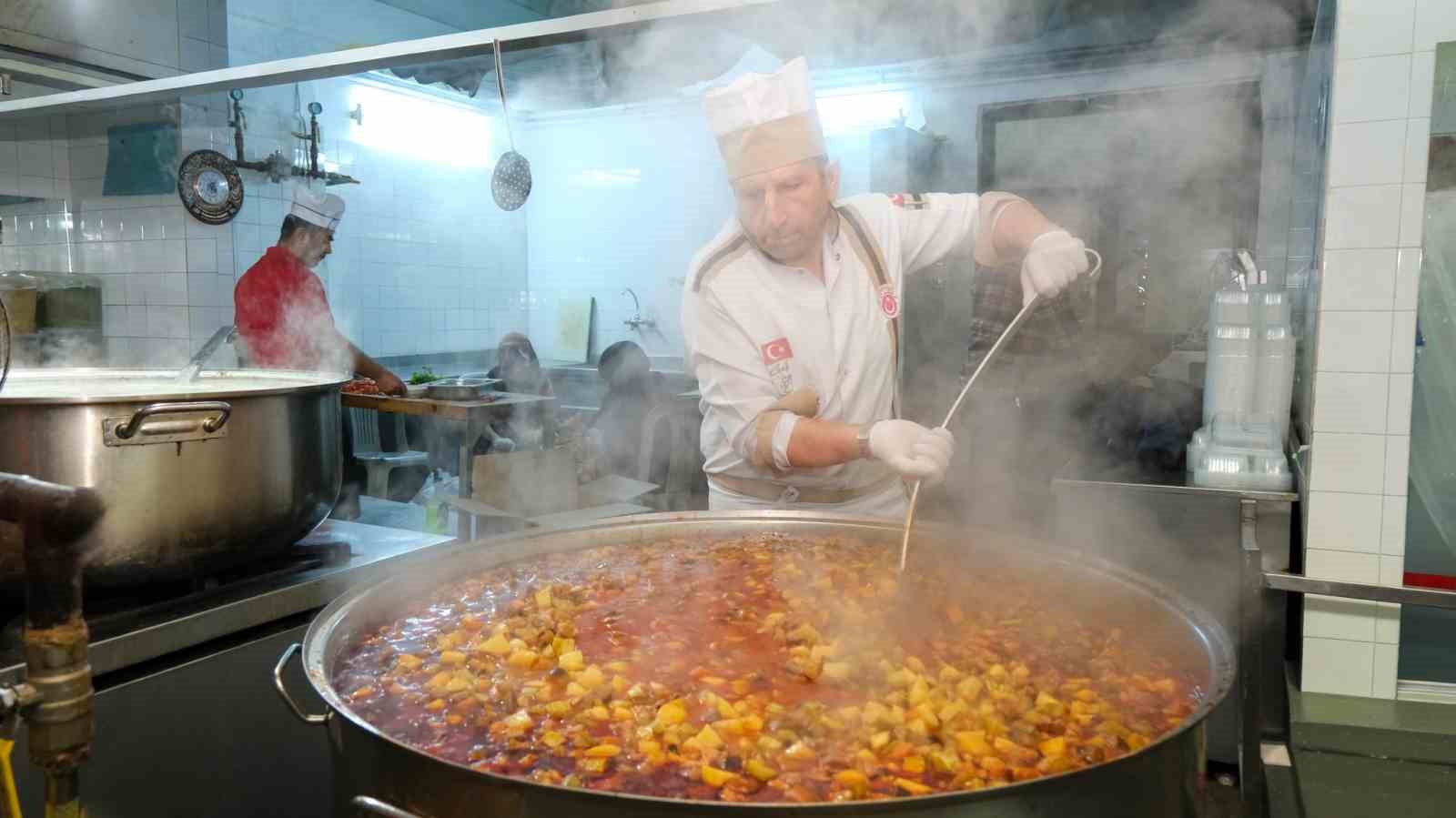 Erzincan’da ihtiyaç sahiplerine her gün 3 çeşit iftar yemeği ulaştırılıyor
Erzincan’da ihtiyaç sahiplerine her gün 3 çeşit iftar yemeği ulaştırılıyor