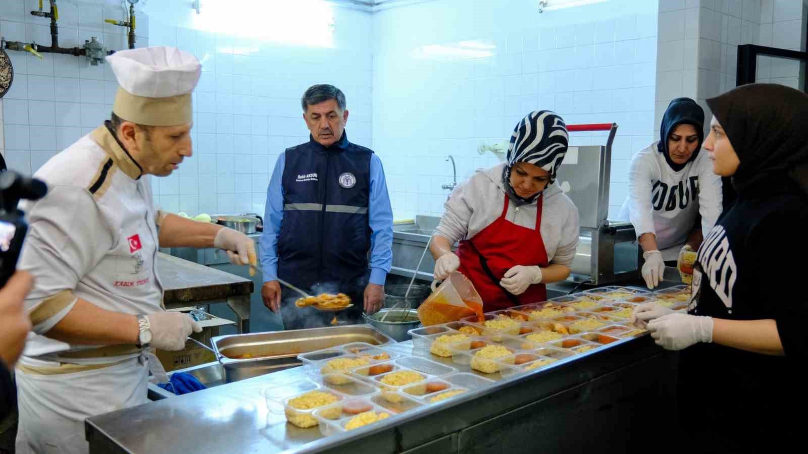 Erzincan’da ihtiyaç sahiplerine her gün 3 çeşit iftar yemeği ulaştırılıyor
Erzincan’da ihtiyaç sahiplerine her gün 3 çeşit iftar yemeği ulaştırılıyor