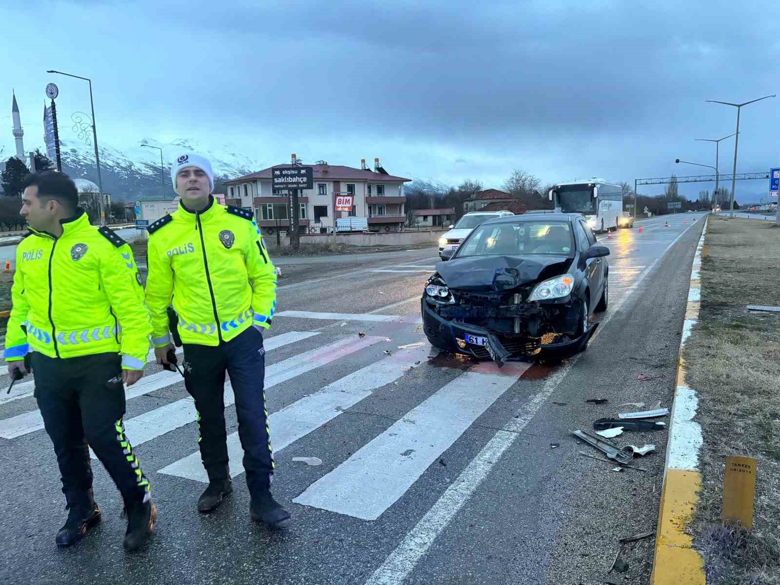 Erzincan’da iki araç çarpıştı: 2 yaralı
