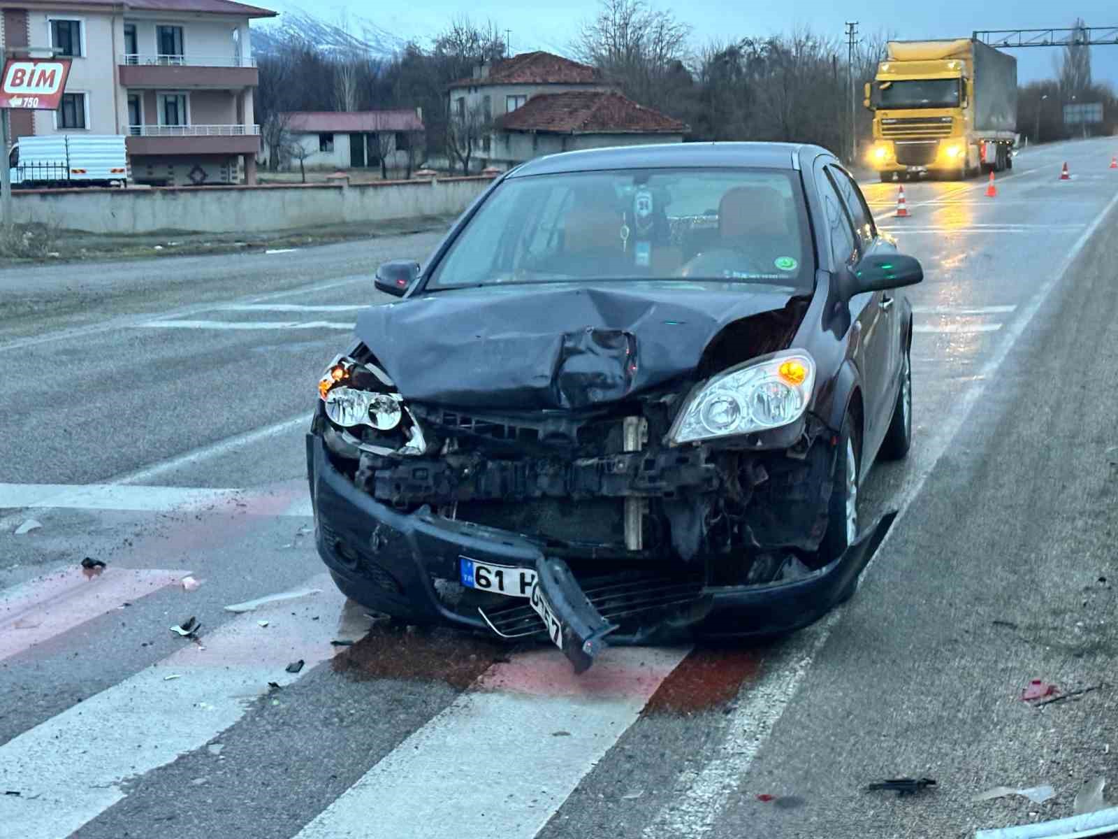 Erzincan’da iki araç çarpıştı: 2 yaralı
