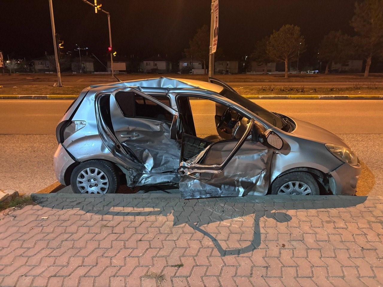 Erzincan’da iki otomobil çarpıştı: 1’i ağır 3 yaralı
