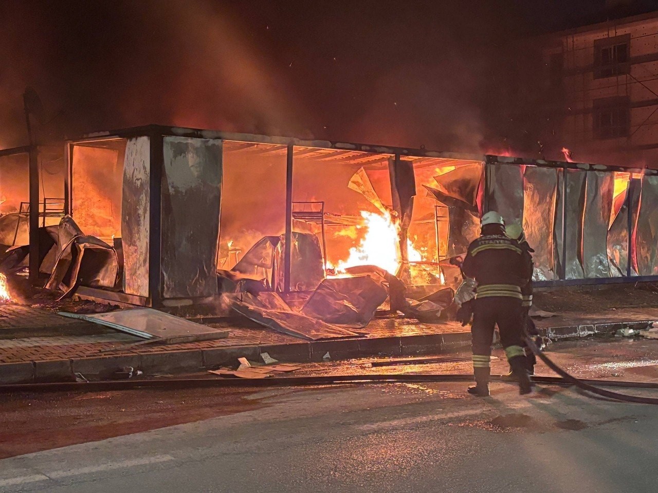 Erzincan’da işçi konteynerlerinde yangın paniği
