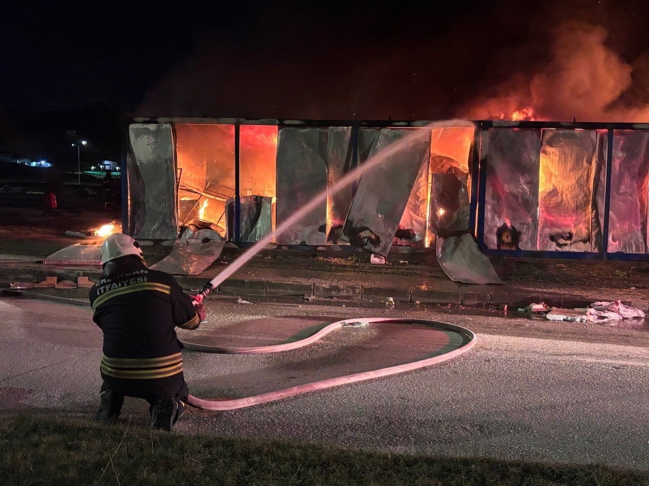 Erzincan’da işçi konteynerlerinde yangın paniği
