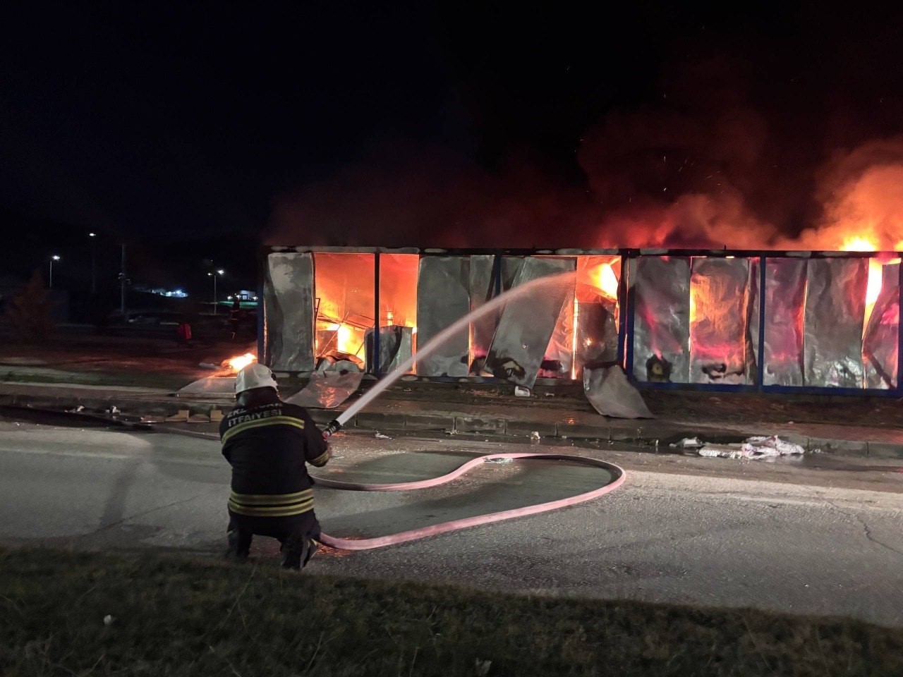 Erzincan’da işçi konteynerlerinde yangın paniği
