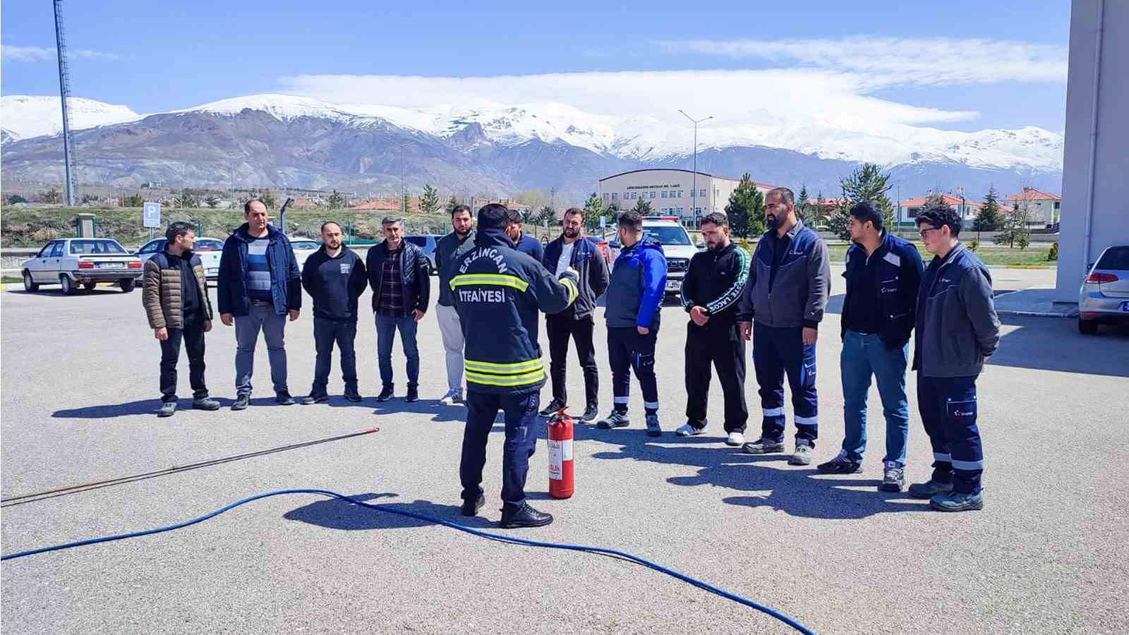 Erzincan’da itfaiyeden kurum personeline yangın eğitimi
