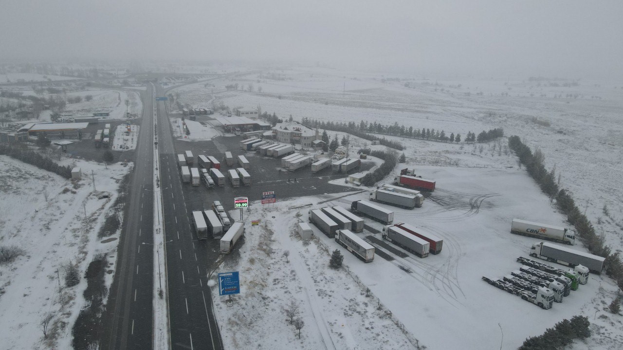 Erzincan’da kar etkisini gösterdi: Geçitlerde trafik kilitlendi

