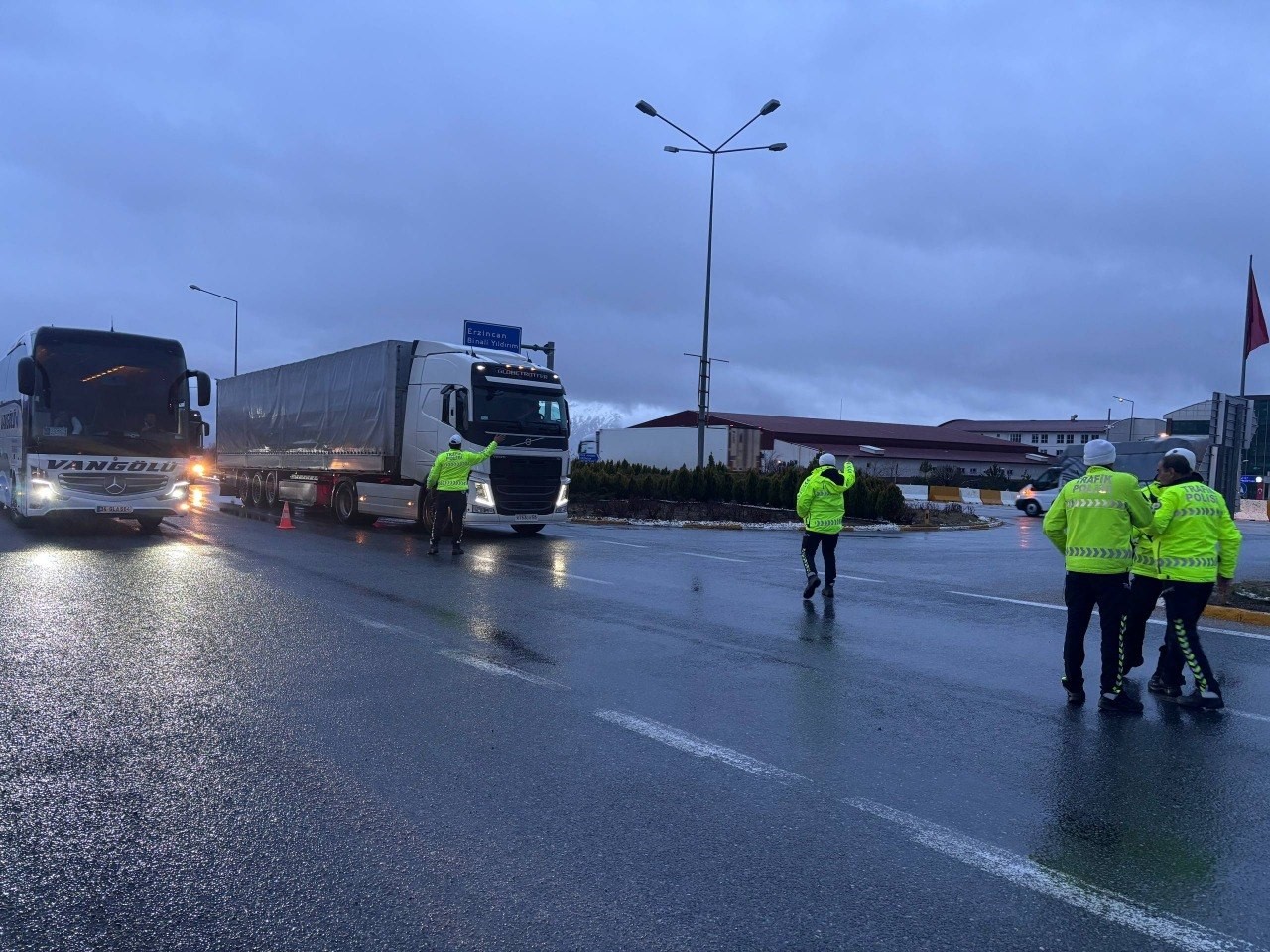 Erzincan’da kar etkisini gösterdi: Geçitlerde trafik kilitlendi
