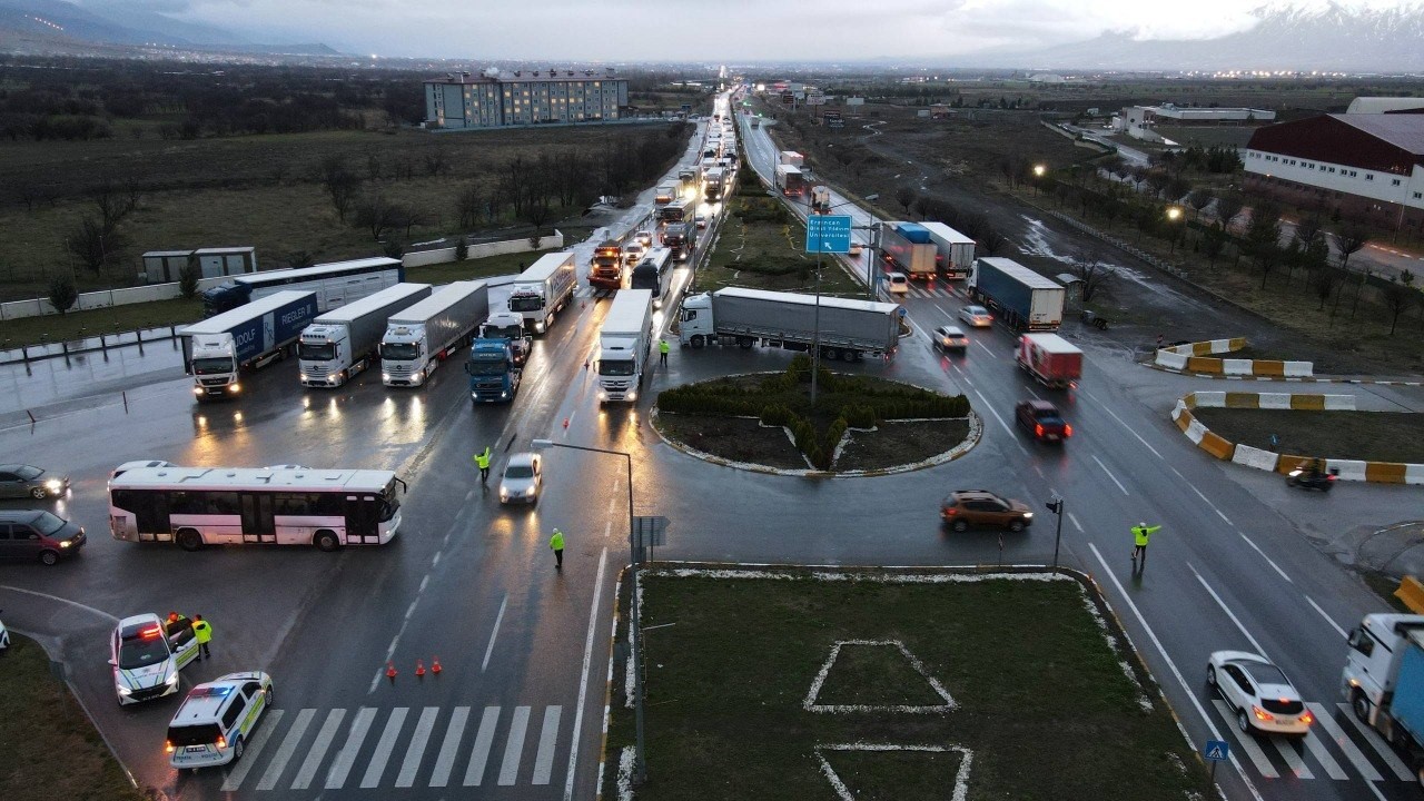 Erzincan’da kar etkisini gösterdi: Geçitlerde trafik kilitlendi
