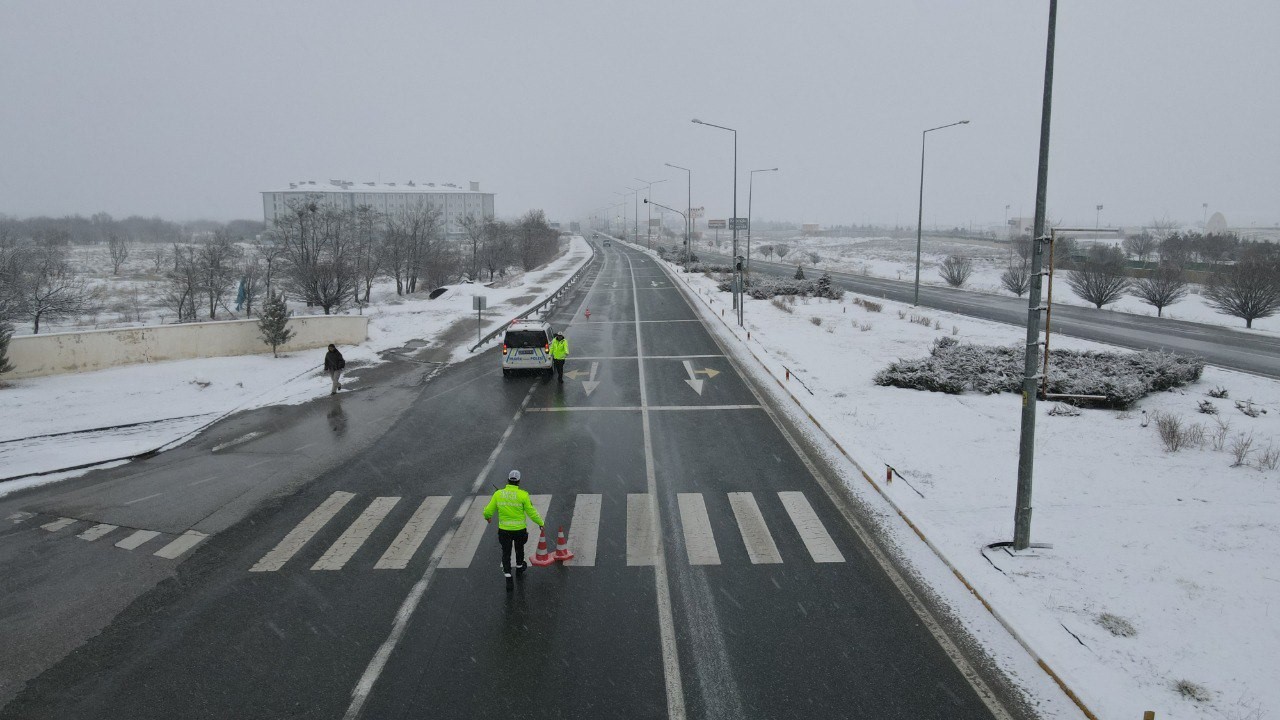 Erzincan’da kar etkisini gösterdi: Geçitlerde trafik kilitlendi
