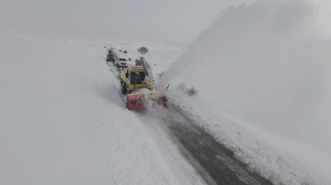 Erzincan’da kar ve tipi: 328 köy yolu ulaşıma kapandı
