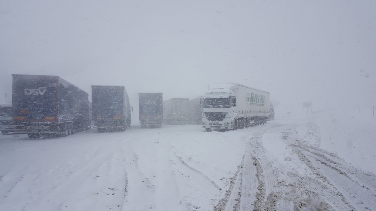 Erzincan’da kar ve tipi ulaşımı olumsuz etkiledi
