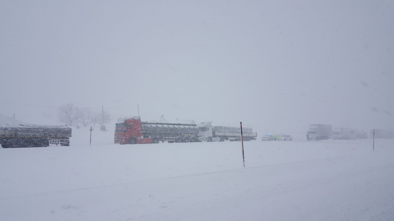 Erzincan’da kar ve tipi ulaşımı olumsuz etkiledi
