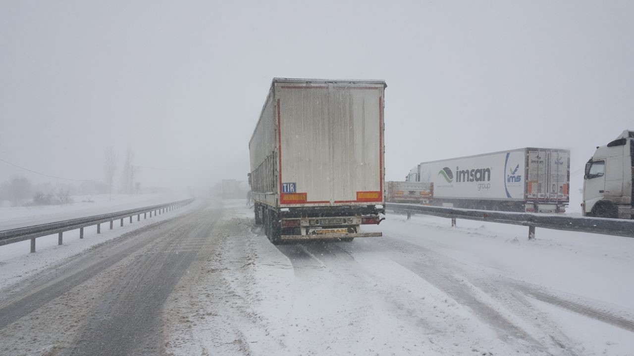 Erzincan’da kar ve tipi ulaşımı olumsuz etkiledi
