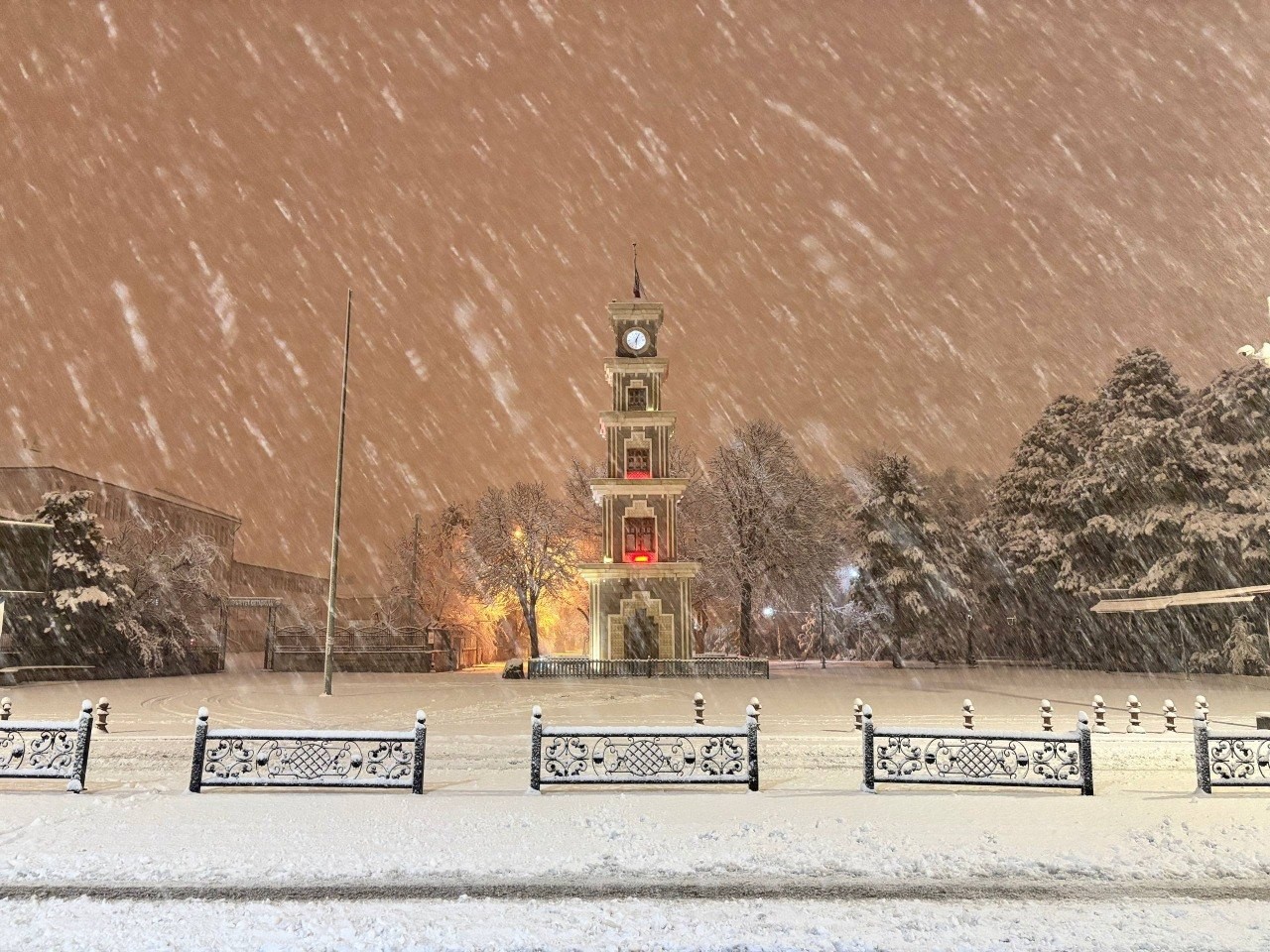 Erzincan’da kar yağışı hayatı olumsuz etkiledi
