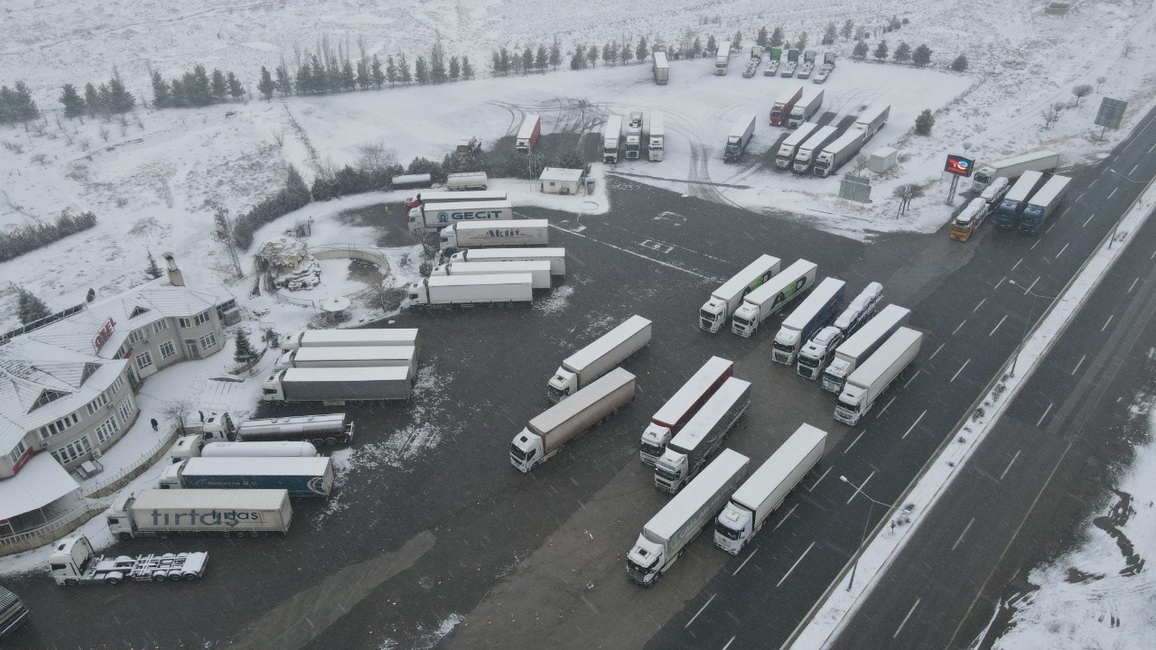 Erzincan’da kar yağışı ulaşımı aksattı
