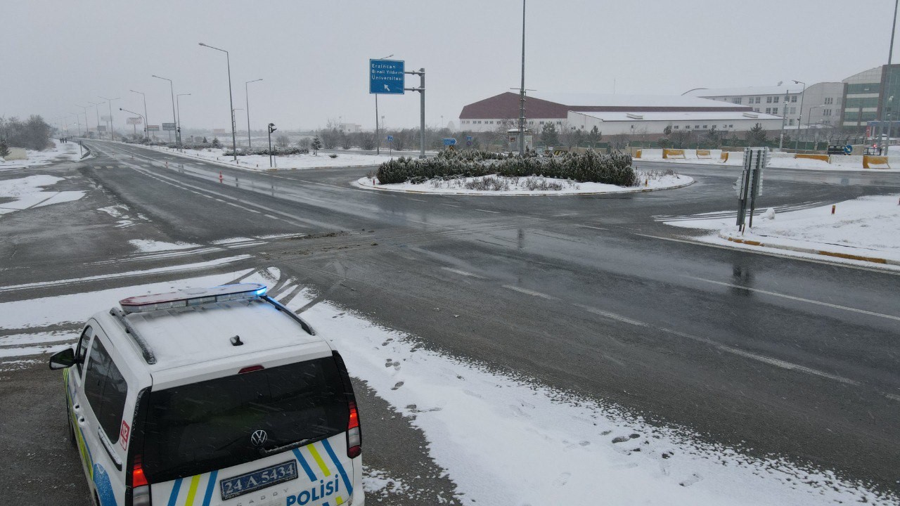 Erzincan’da kar yağışı ulaşımı aksattı
