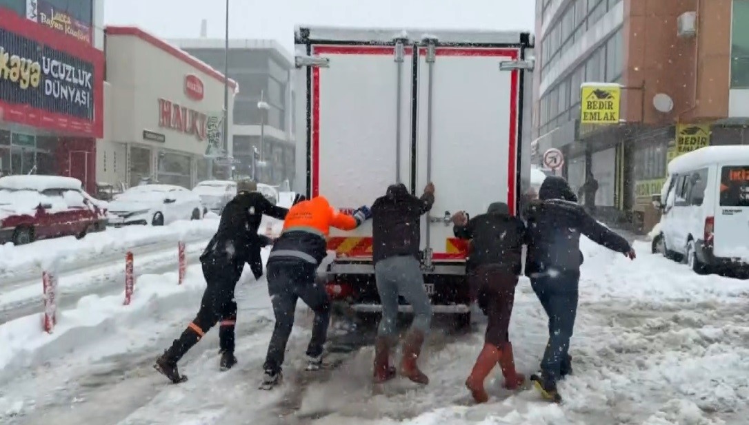 Erzincan’da kardan 516 köy yolu ulaşıma kapandı
