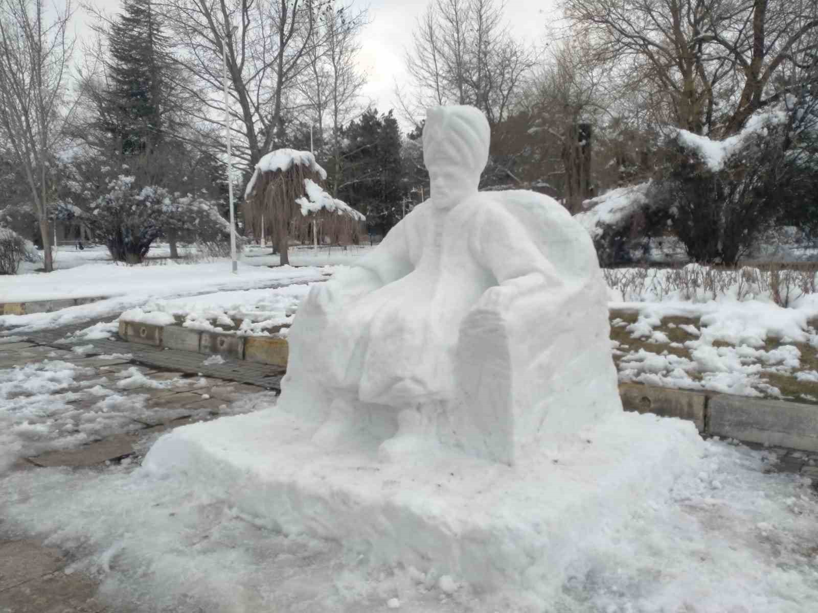 Erzincan’da kardan adam değil, kardan padişah
