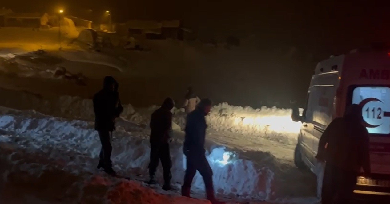 Erzincan’da kardan kapanan köy yolunda zamanla yarış
