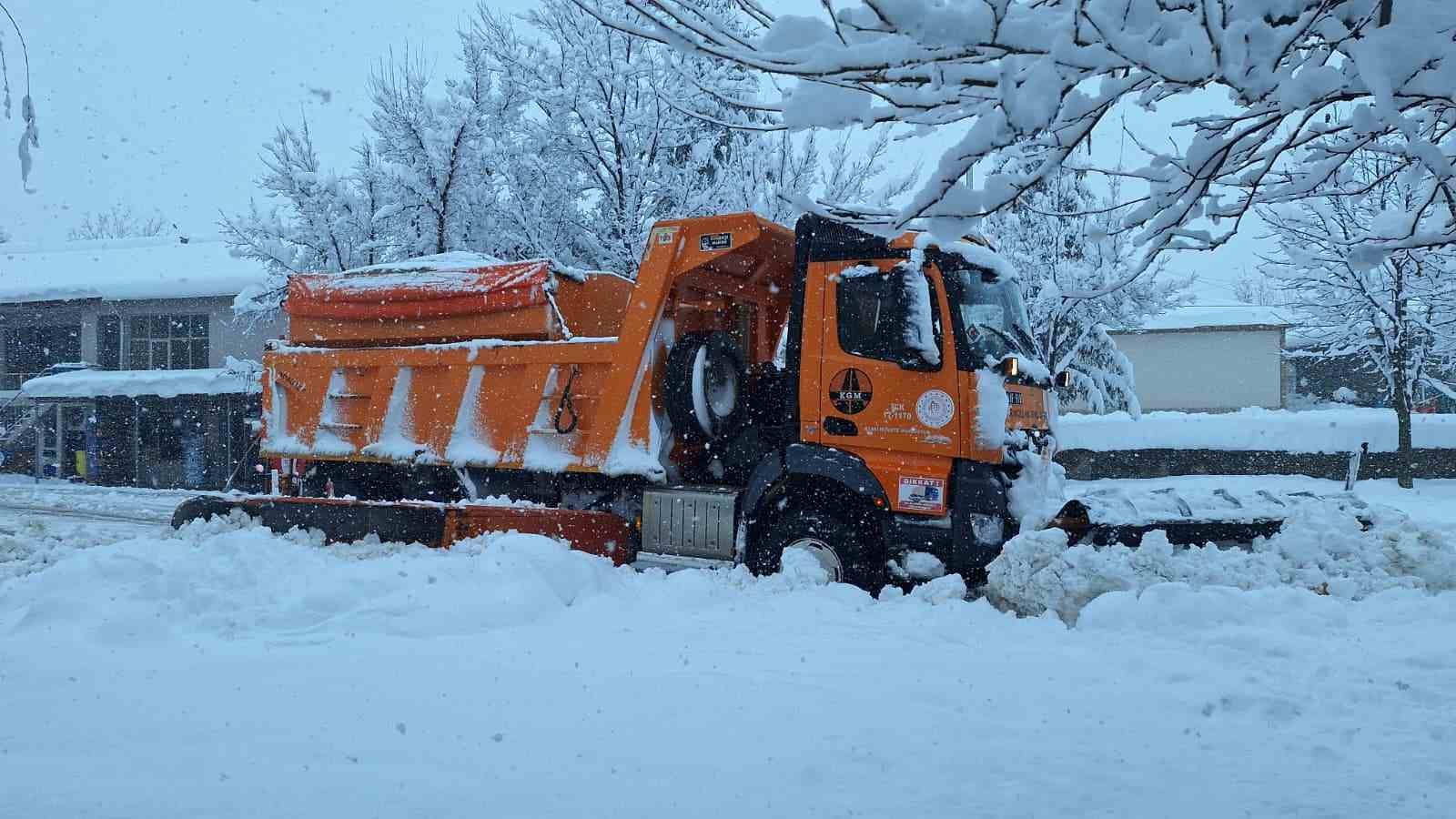 Erzincan’da karla mücadele çalışmaları sürüyor

