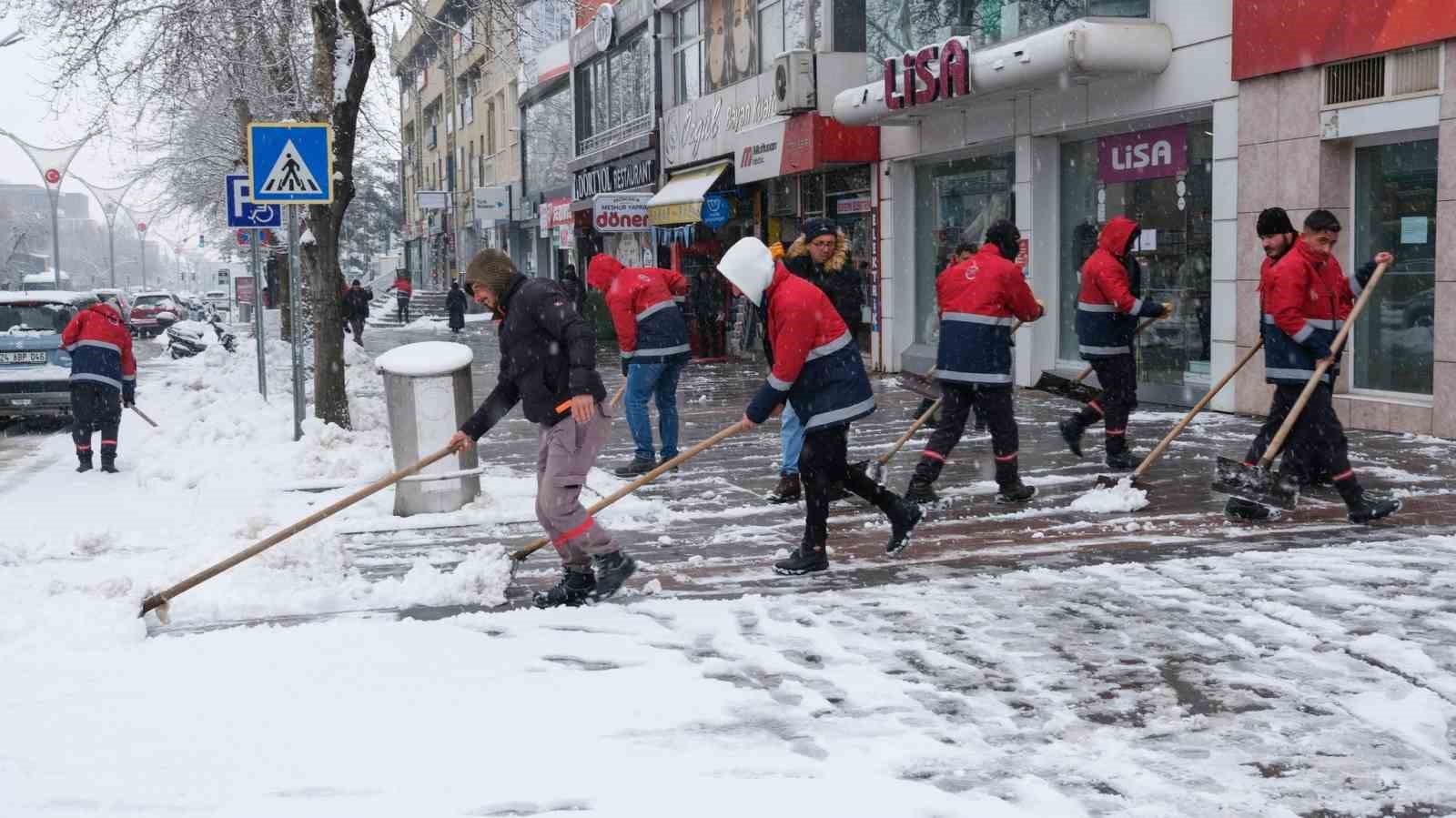 Erzincan’da karla mücadele çalışmaları sürüyor

