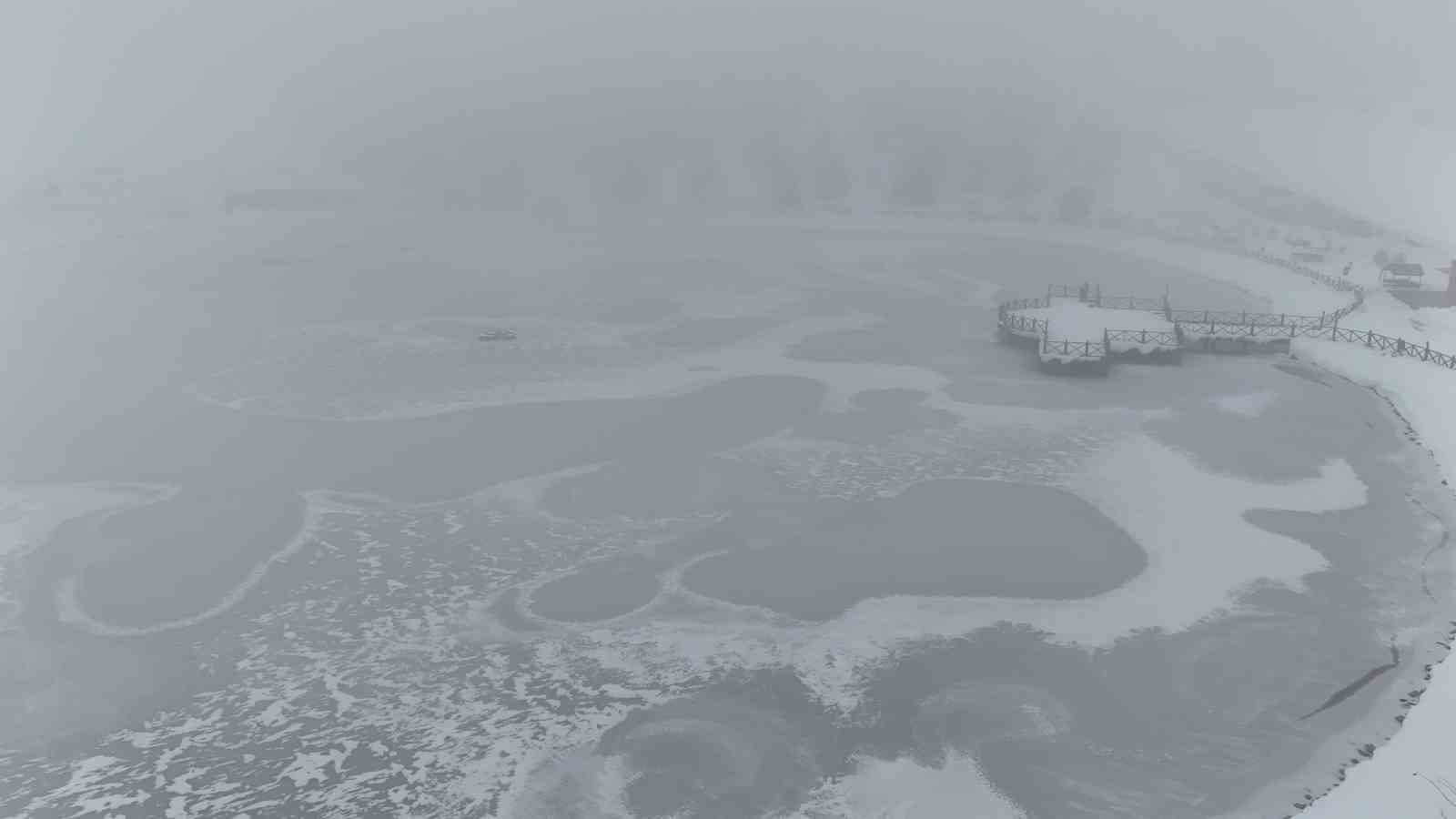 Erzincan’da kış sert yüzünü gösterdi: Doğa buzla kaplandı
Erzincan’da kış sert yüzünü gösterdi: Doğa buzla kaplandı