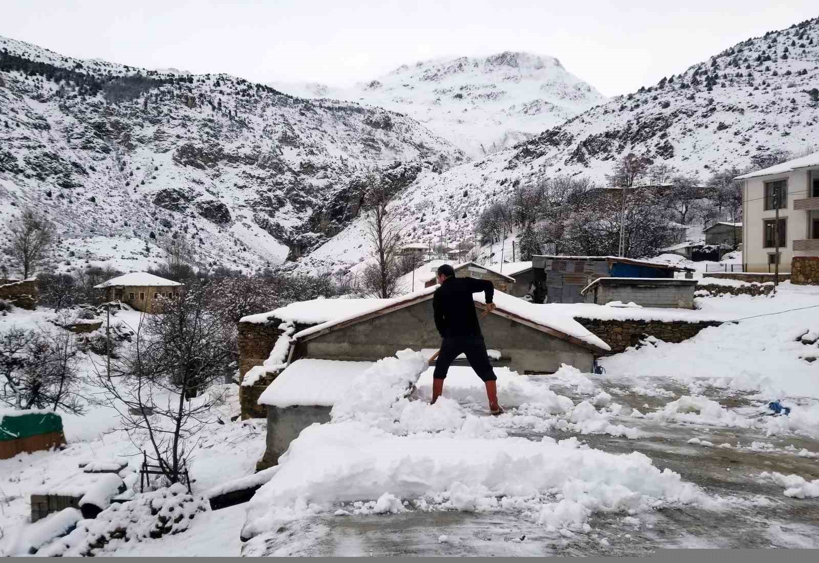 Erzincan’da köylerde karla mücadele sürüyor
