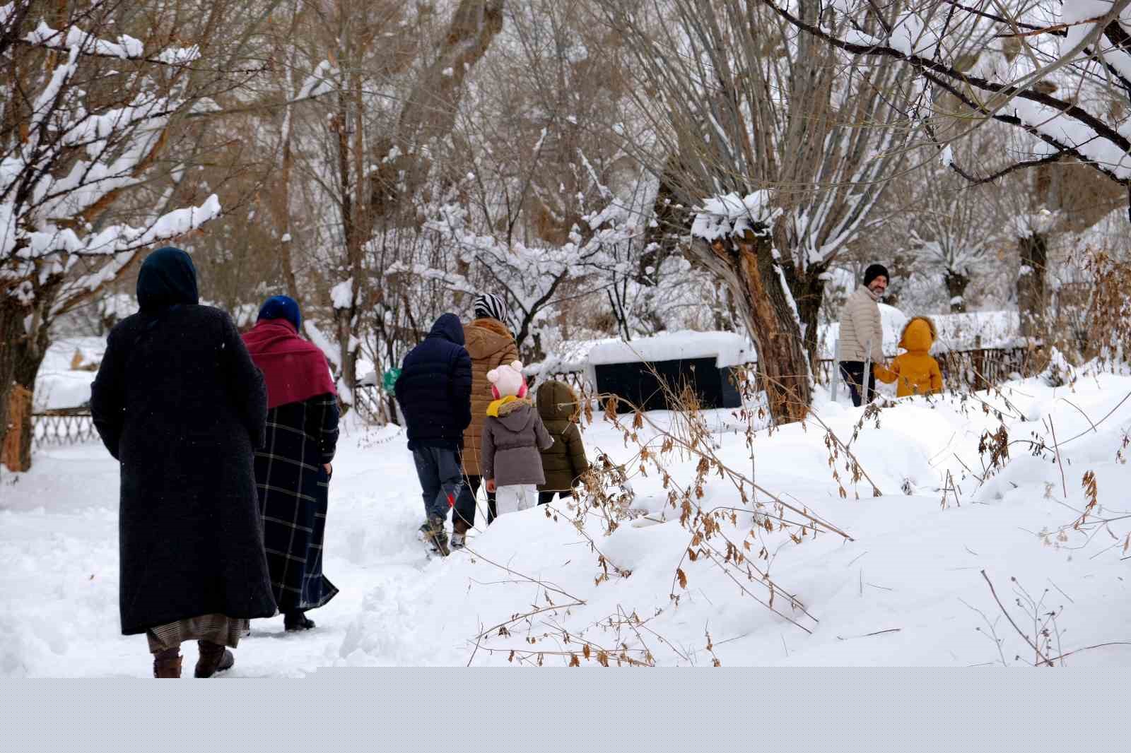 Erzincan’da köylerde karla mücadele sürüyor
