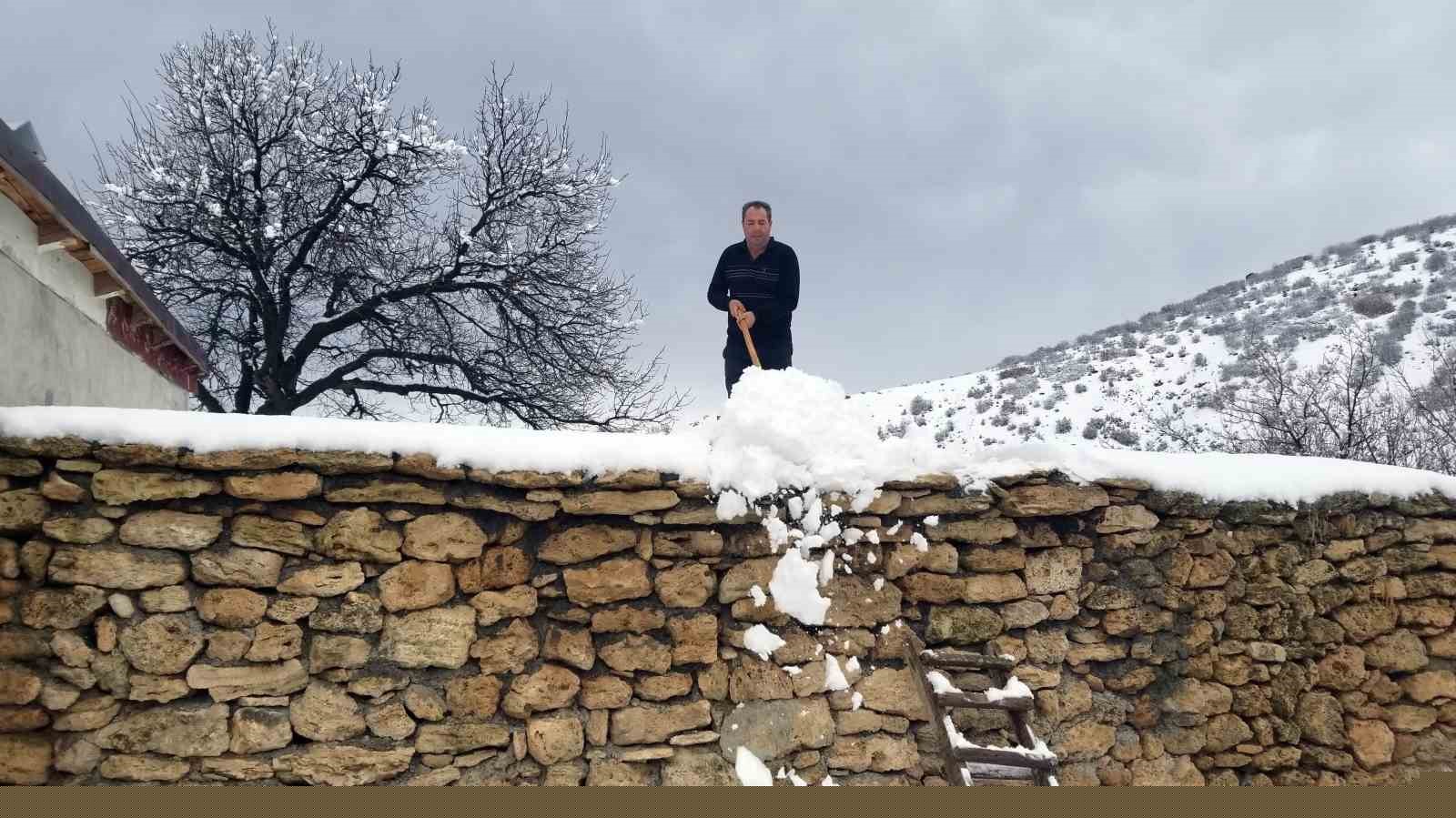 Erzincan’da köylerde karla mücadele sürüyor
