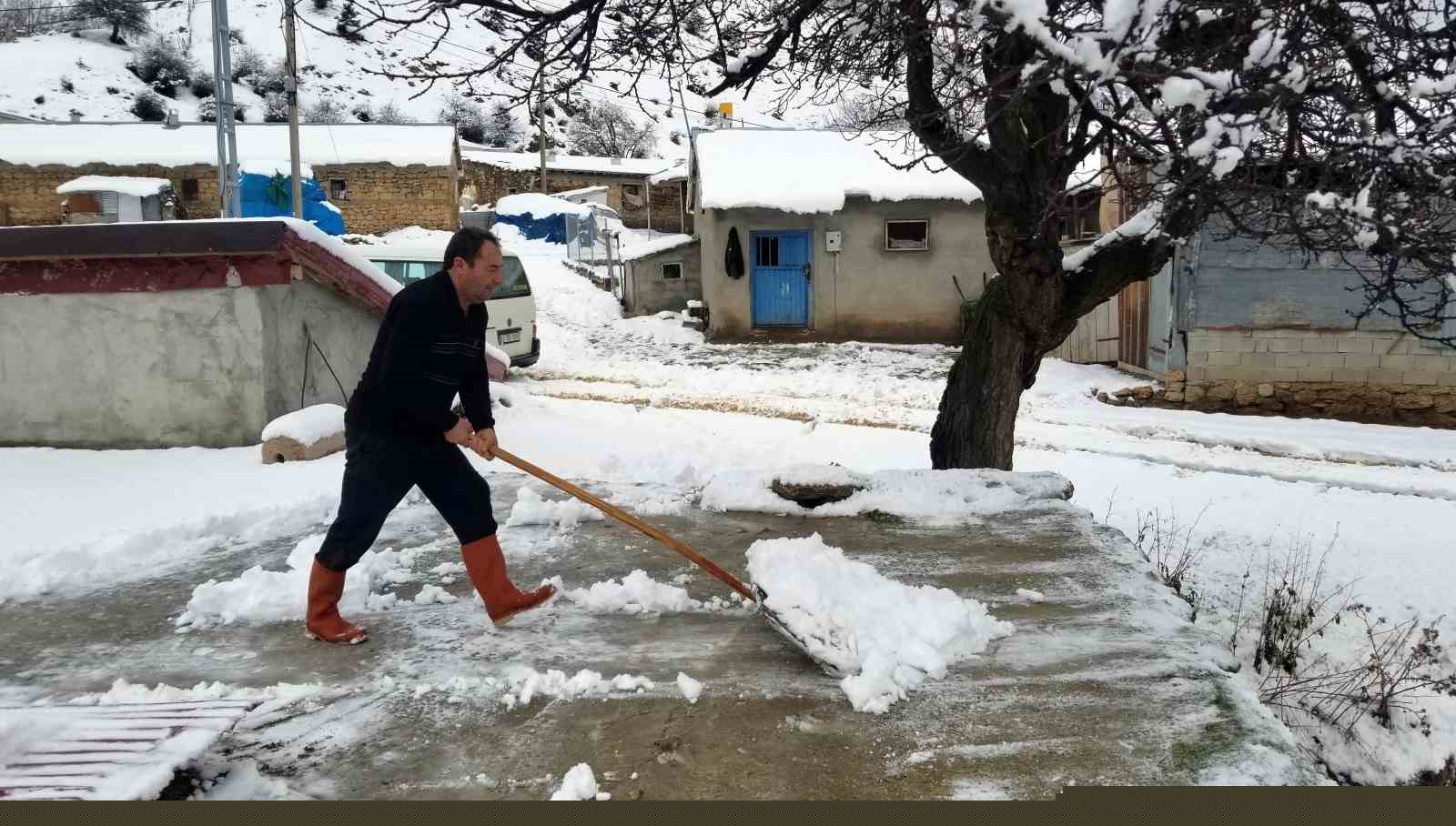Erzincan’da köylerde karla mücadele sürüyor
