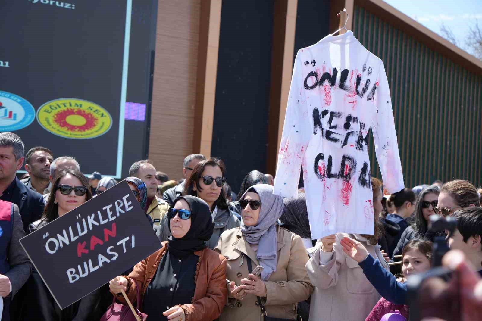 Erzincan’da öğretmenler şiddete karşı toplandı
Erzincan’da öğretmenler şiddete karşı toplandı