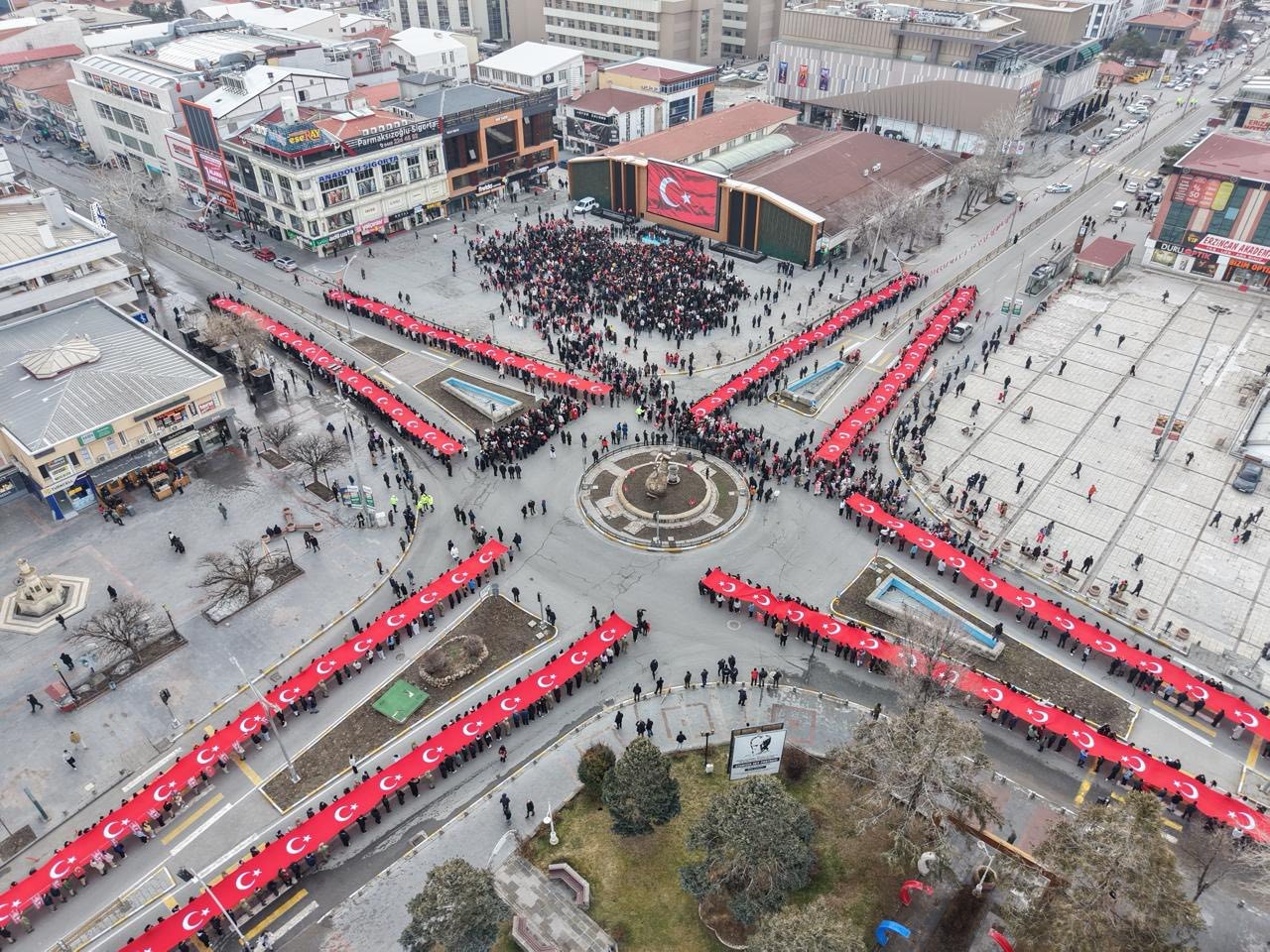 Erzincan’da on binlerce kişi ‘İstiklal Bayrakla, İstikbal Maarifle’ yürüyüşünde tek yürek oldu
