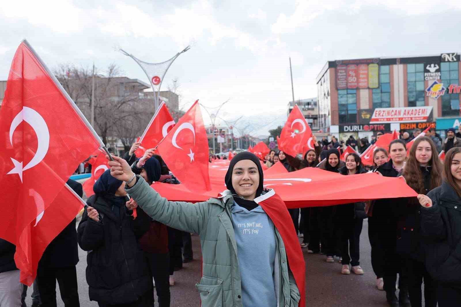 Erzincan’da on binlerce kişi ‘İstiklal Bayrakla, İstikbal Maarifle’ yürüyüşünde tek yürek oldu

