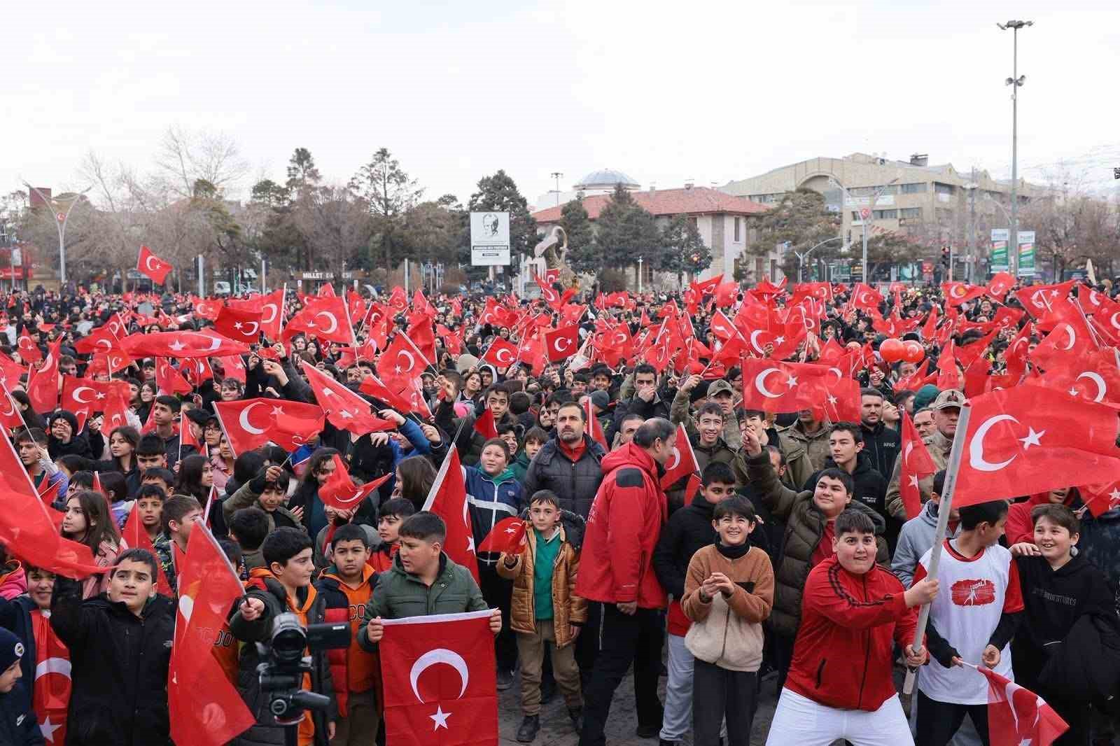 Erzincan’da on binlerce kişi ‘İstiklal Bayrakla, İstikbal Maarifle’ yürüyüşünde tek yürek oldu
