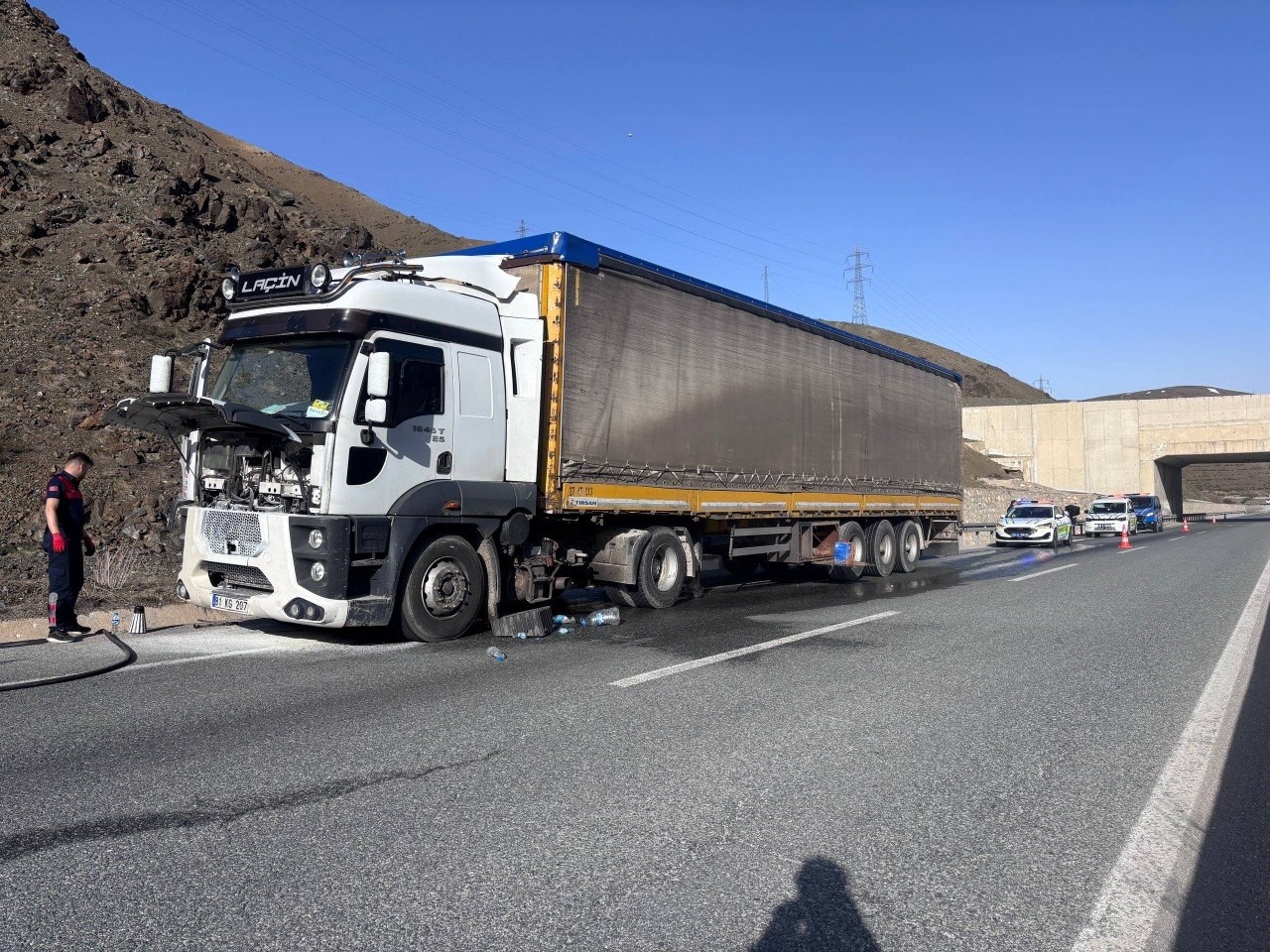 Erzincan’da seyir halindeki tırda çıkan yangın söndürüldü
