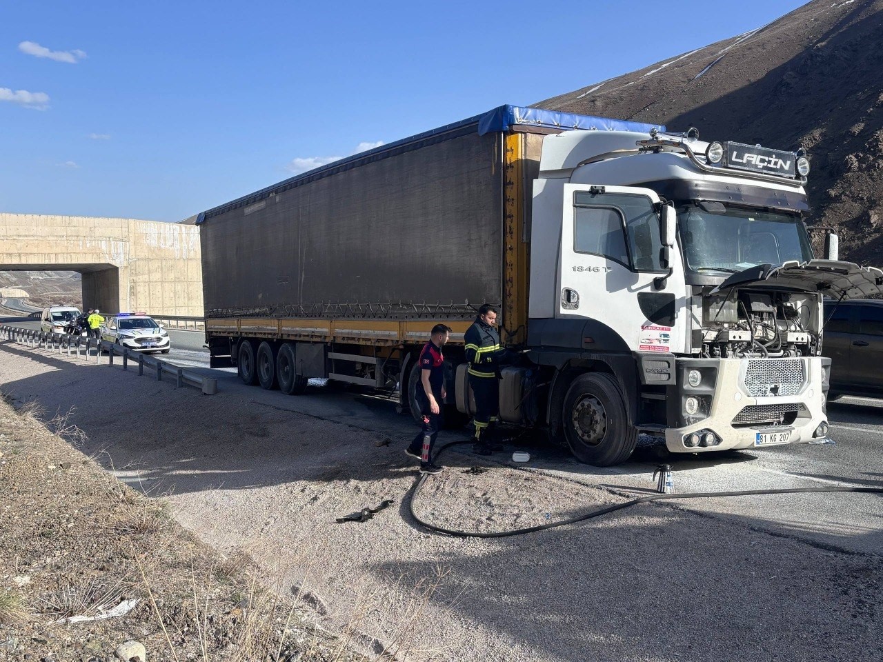 Erzincan’da seyir halindeki tırda çıkan yangın söndürüldü
