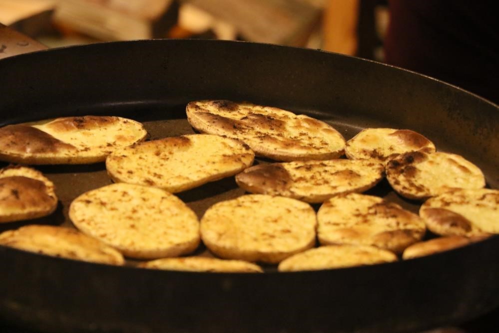 Erzincan’da soğuk kış gecelerinin sıcak lezzeti kaşarlı patates

