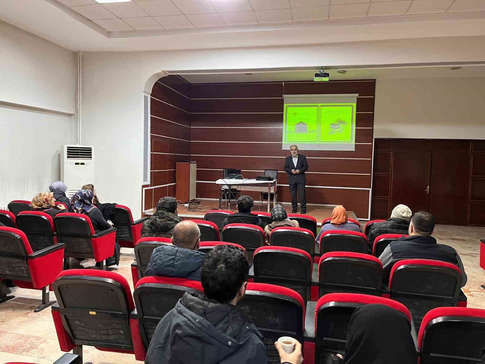 Erzincan’da umreci adaylarına seminer verildi
